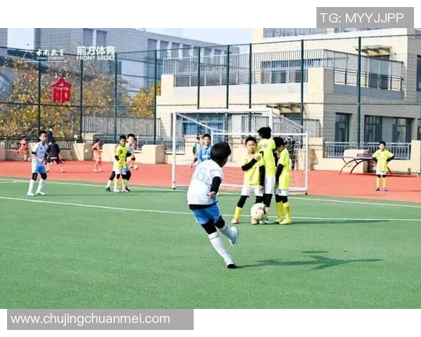 鹿晗在绿茵场上尽显风采高清足球瞬间图片分享